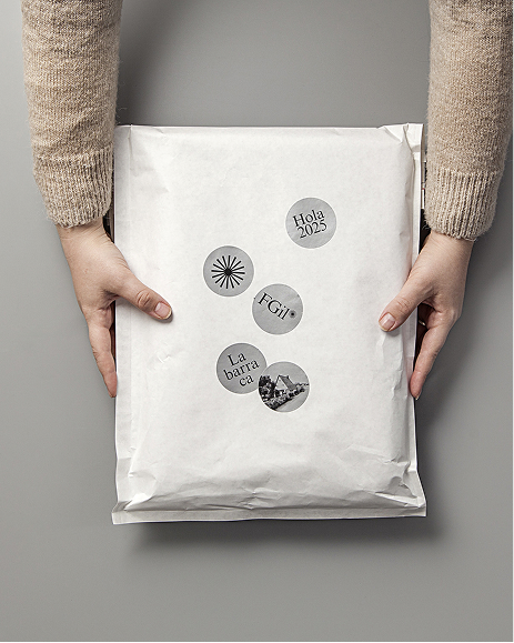 Presentación de un paquete de envío con pegatinas